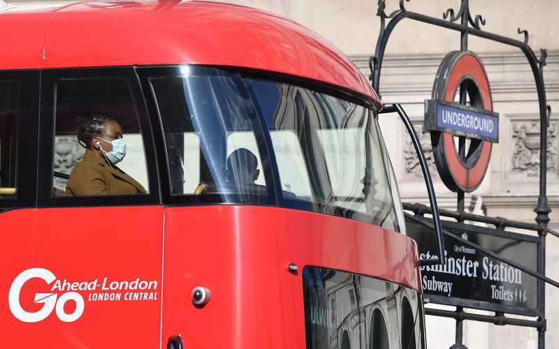 Londyńskie autobusy ponownie będą wpuszczać pasażerów przednimi drzwiami