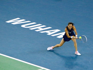 Venus Williams surges past Tokyo champion Radwanska