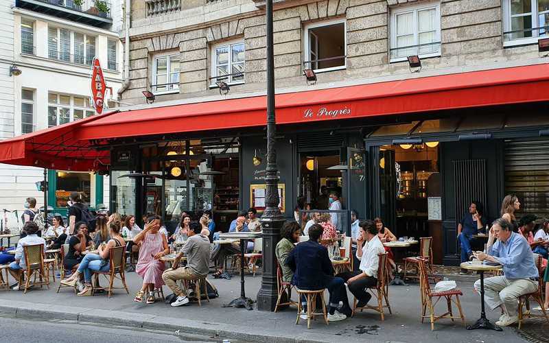Francja: Ekspansja otwieranych ponownie kawiarni i restauracji