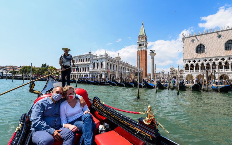 Anger at tourists swimming in Venice’s Grand Canal as Italy’s borders reopen