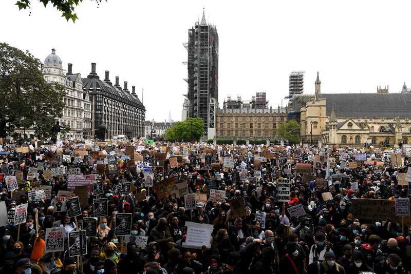 Londyn: Tysiące ludzi protestuje pod parlamentem