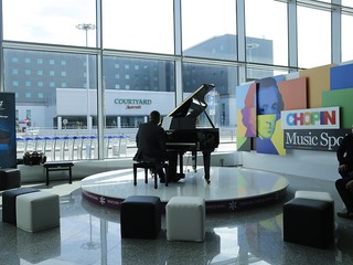 Na warszawskim lotnisku pasażerowie będą mogli grać na fortepianie 