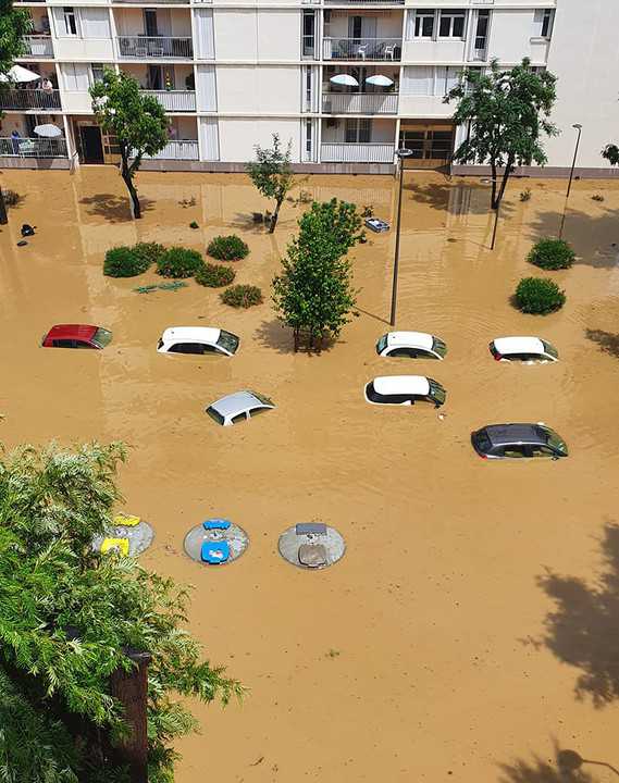Francja: Zagrożenie powodziowe na Korsyce, ulice Ajaccio pod wodą