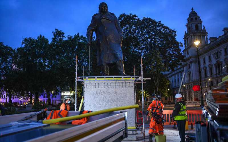 Johnson: Zasłanianie pomnika Churchilla absurdalne i haniebne