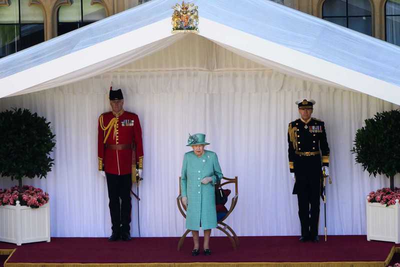 Miniparada wojskowa na zamku w Windsorze z okazji urodzin królowej