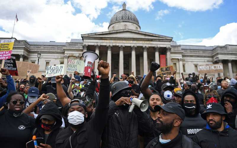 Tysiące osób demonstruje w Londynie wbrew wezwaniom władz i policji