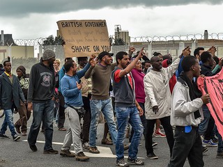 "Imigranci w Calais wyrzucają otrzymywane jedzenie i palą ubrania. Nie potrzebują pomocy"