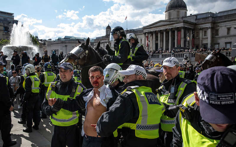 Boris Johnson potępił brutalne zamieszki na ulicach Londynu