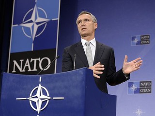 Szef NATO oskarża Rosję o wydłużanie wojny w Syrii