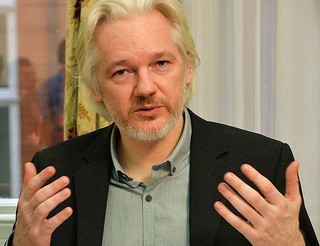 Koniec operacji przed ambasadą, w której ukrywa się Assange