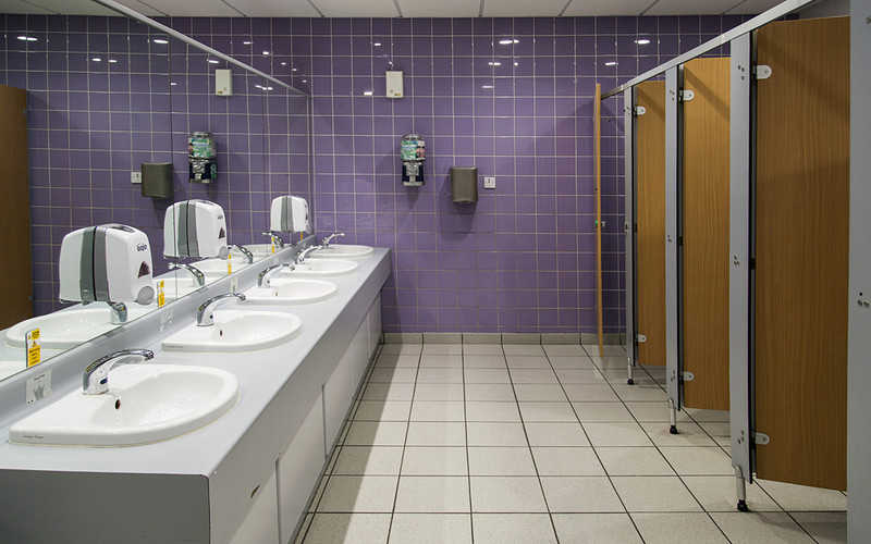 Badanie: Zakażenie koronawirusem możliwe w toaletach