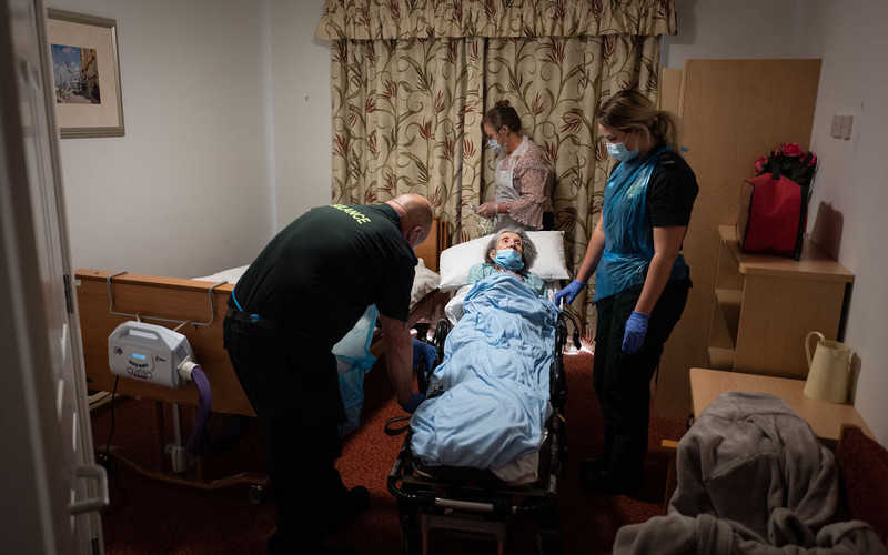 UK: "Domy opieki po wybuchu epidemii pozostawione same sobie"