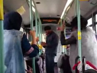Rasistowski atak w londyńskim autobusie. "Brudne dziw*** z ISIS, ukrywacie bomby pod ubraniem"