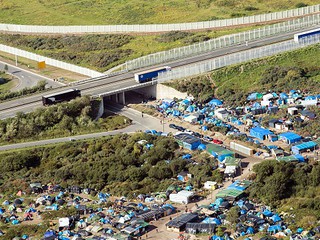 Calais: Nawet 6 tys. migrantów chce się przedostać na Wyspy 