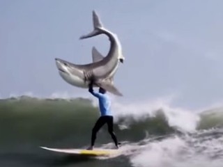 Walka surfera z rekinem w reklamie, rodzina sportowca protestuje 