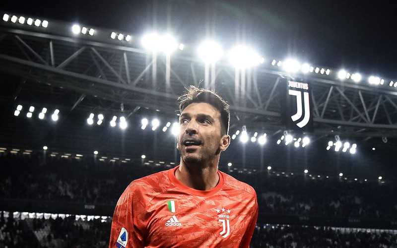 Buffon extends Juventus contract for another season