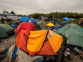 "Imigranci w Calais potrzebują ogrzewanych namiotów"