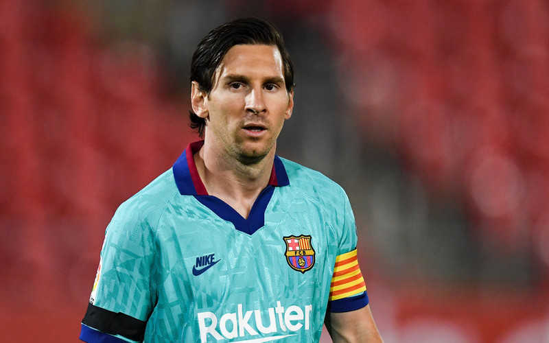Leo Messi halts talks over a new Barcelona contract