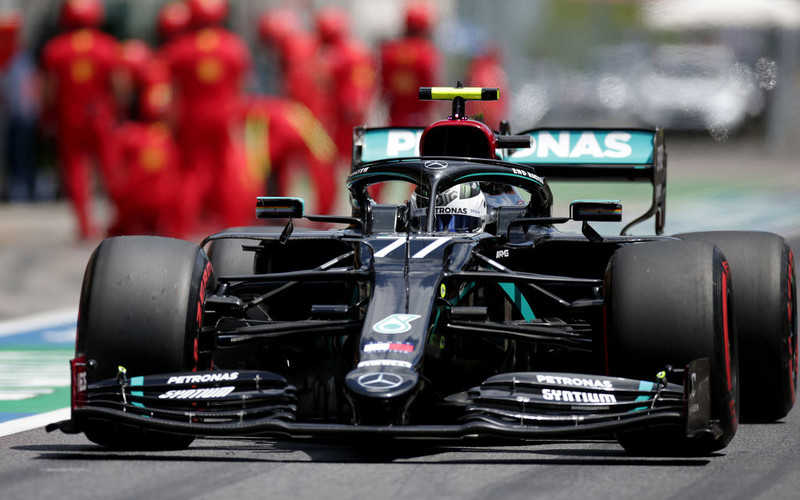 Valtteri Bottas beats Lewis Hamilton to Austrian Grand Prix pole