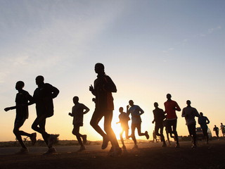Spryciarz z Kenii włączył się do maratonu na ostatnim kilometrze