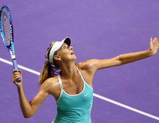 WTA Finals: Maria Sharapova beats Simona Halep in Singapore, help for Radwanska