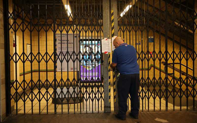 Eksperci: "Trzeba zamknąć część metra w Londynie, aby zapobiec Covid-19"
