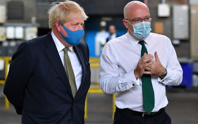 Boris Johnson znów wskazuje na zalety zasłaniania twarzy w sklepach
