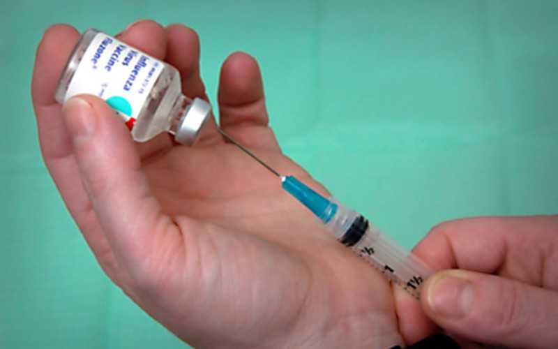 Ekspert: W tym roku wszyscy powinniśmy się zaszczepić przeciw grypie