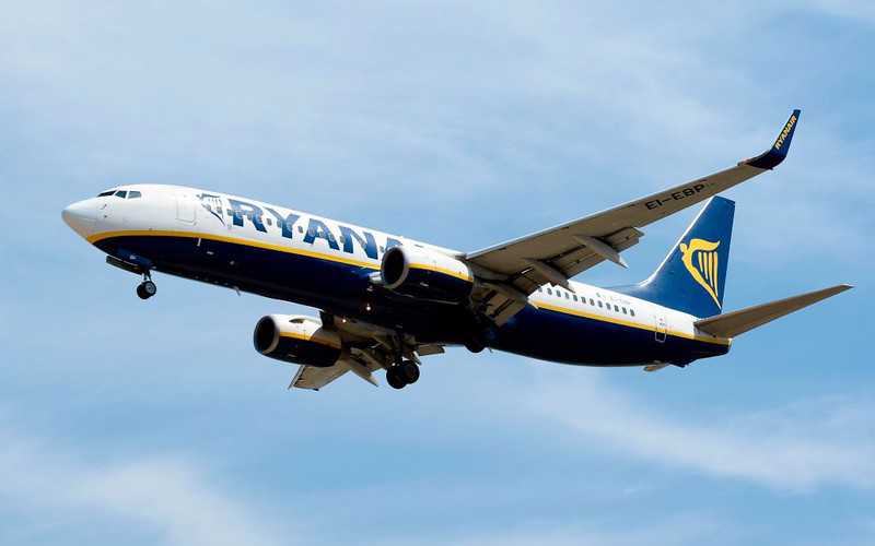 Stansted: Awaryjne lądowanie samolotu Ryanair z Krakowa. "Znaleziono notkę o bombie"