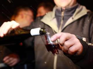 "Polacy piją na ulicach, bo chcą uniknąć wrogiej atmosfery w pubach"