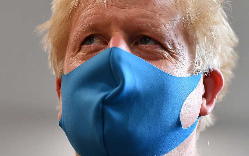 Media w UK: Rząd rozważa zalecenie zakrywania twarzy w zamkniętych przestrzeniach