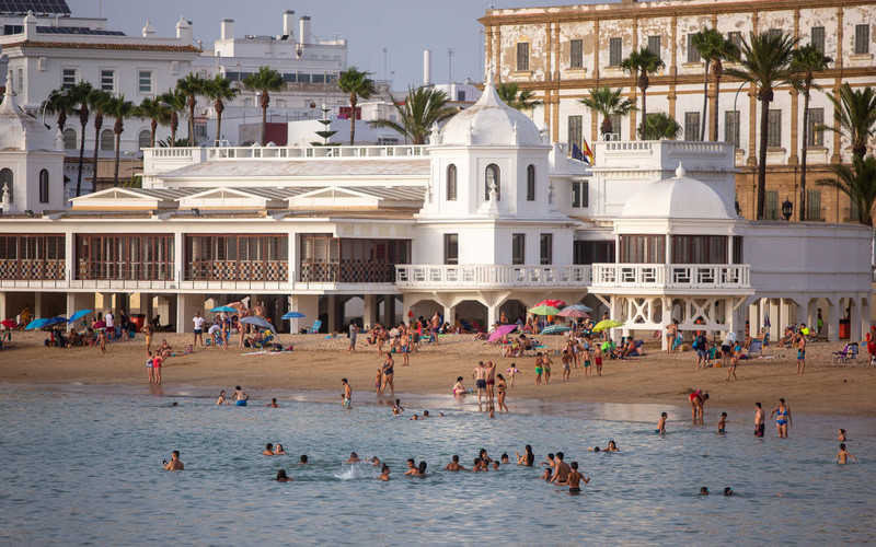 Hiszpania: Władze Andaluzji nakazują noszenie masek, również na plaży