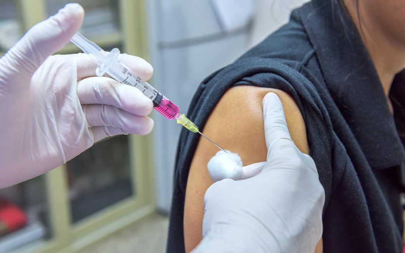 Rząd UK zapowiada "największy w historii" program szczepień przeciw grypie