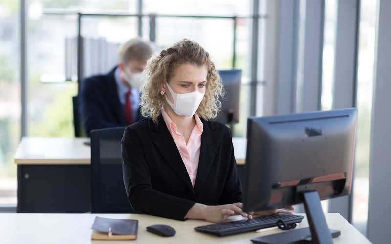 Rząd UK zapewnia: Nie planujemy nakazu zakrywania twarzy w miejscach pracy