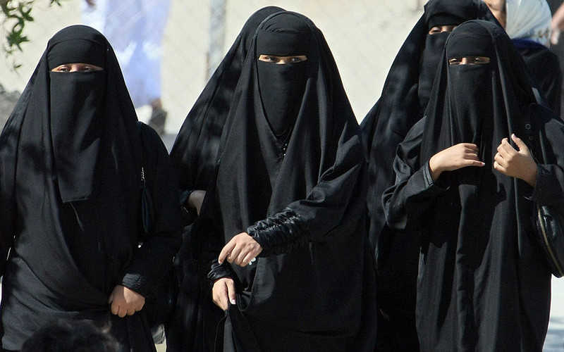 Przełomowy wyrok w Arabii Saudyjskiej: Kobieta może samotnie żyć i podróżować