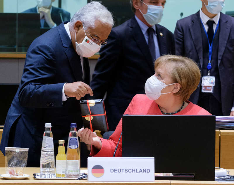 Na szczycie UE urodzinowe prezenty: "Maski, obraz, perfumy"