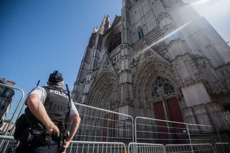 Francja: Zwolniono mężczyznę, zatrzymanego ws. pożaru katedry w Nantes