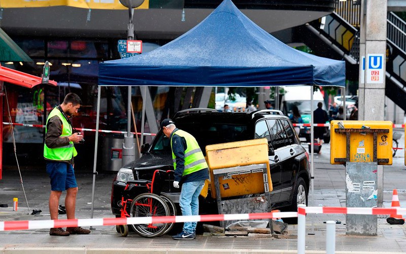 Berlin: Seven injured as car drives into crowd 