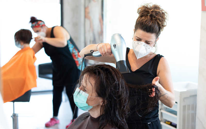 80 proc. fryzjerów i kosmetyczek: Sezon letni gorszy niż zimowy