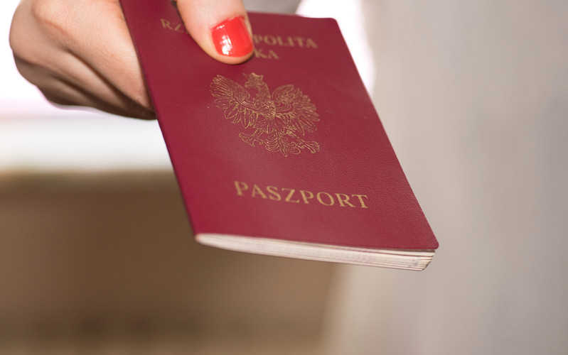 Pasażer lotu z Chicago do Polski z paszportem PRL