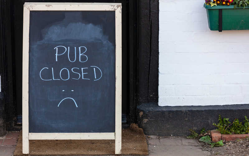 Anglia: Puby "mogą być zamknięte" po to, by móc otworzyć szkoły