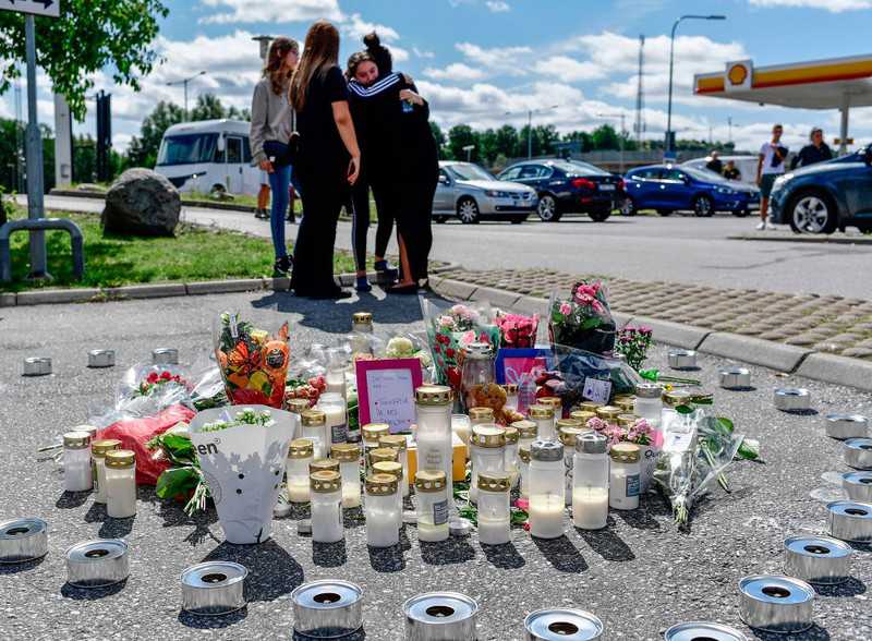 Sweden: Candles and flowers at the place of death of a 12-year-old girl