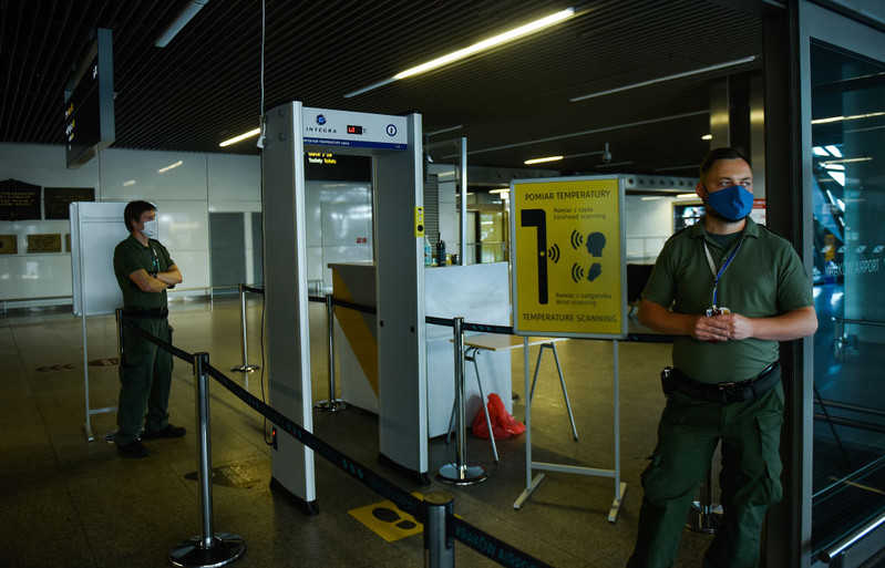 Wrocław: Pasażerka samolotu nie chciała założyć maseczki, została ukarana
