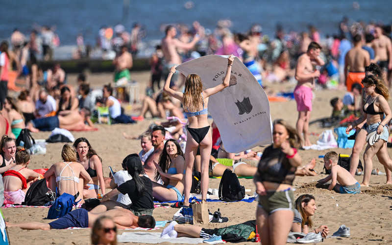 Sturgeon "chciało się płakać" na widok tłumów na plażach Szkocji 