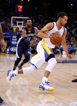 Stephen Curry hits shot of season, buzzer-beating chaser as Warriors beat Grizz