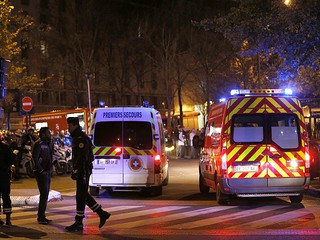 Seria strzelanin i eksplozji w Paryżu: 158 osób nie żyje, są zakładnicy. Zamknięto granice