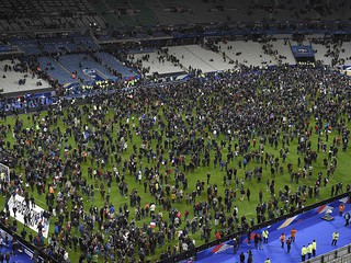 Mecz Francji z Niemcami w cieniu zamachów. Kilka wybuchów pod stadionem