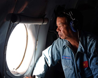 Missing Malaysian flight latest: Vietnam checking on sighting possible life raft