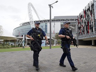 Uzbrojone policyjne patrole koło Wembley podczas meczu Anglia - Francja