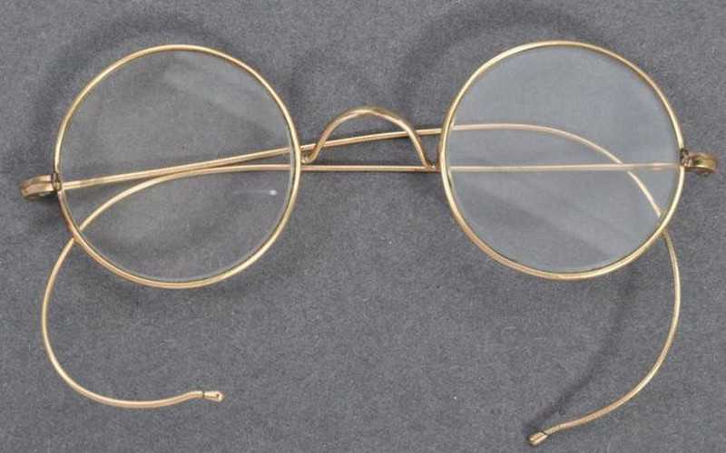 Okulary Gandhiego pozostawione w skrzynce pocztowej trafią na aukcję